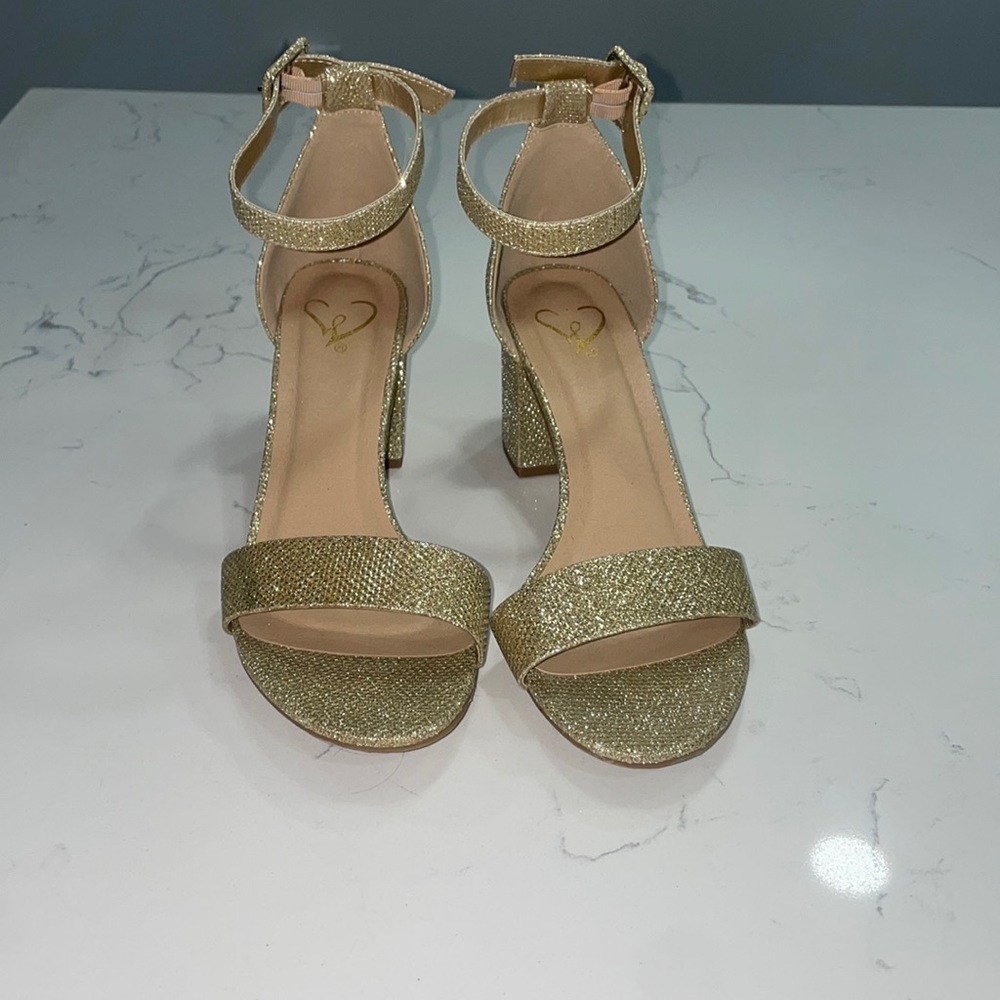 These are Windsor heels, size 8. Worn only once, very comfortable and fits well.